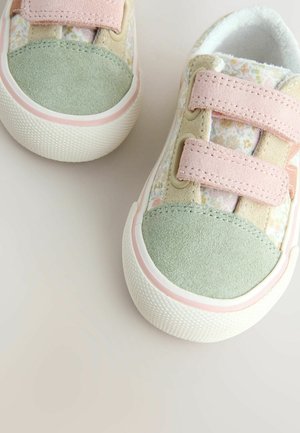 Vaikiški sportiniai bateliai įvairių spalvų su rausvomis dirželiais, lengvu drobiniu paviršiumi, tekstūruotais žaliais zomšos priekiemiais ir raštuotomis audinio šoninėmis dalimis.