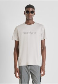 Camiseta de manga corta gris claro con cuello redondo acanalado y logotipo texturizado "Morato" en el frente. Tejido de suave mezcla de algodón.