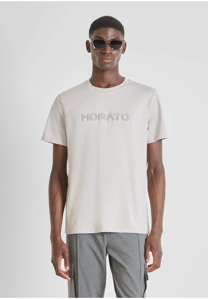Camiseta de manga corta gris claro con cuello redondo acanalado y logotipo texturizado "Morato" en el frente. Tejido de suave mezcla de algodón.
