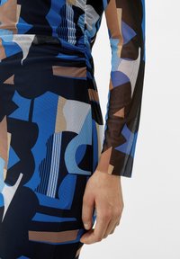 s.Oliver BLACK LABEL MIT ALLOVER-PRINT - Etuikleid - royalblau
