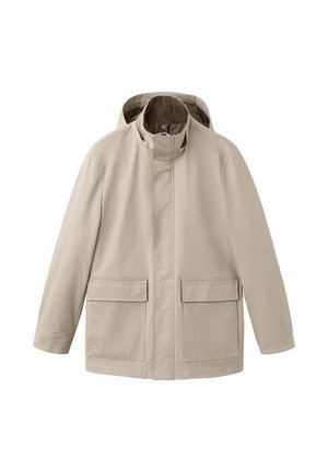 Jachetă cu glugă de culoare bej deschis, cu fermoar în față sub clapetă și două buzunare mari cu clapetă în față, mâneci lungi și guler înalt.