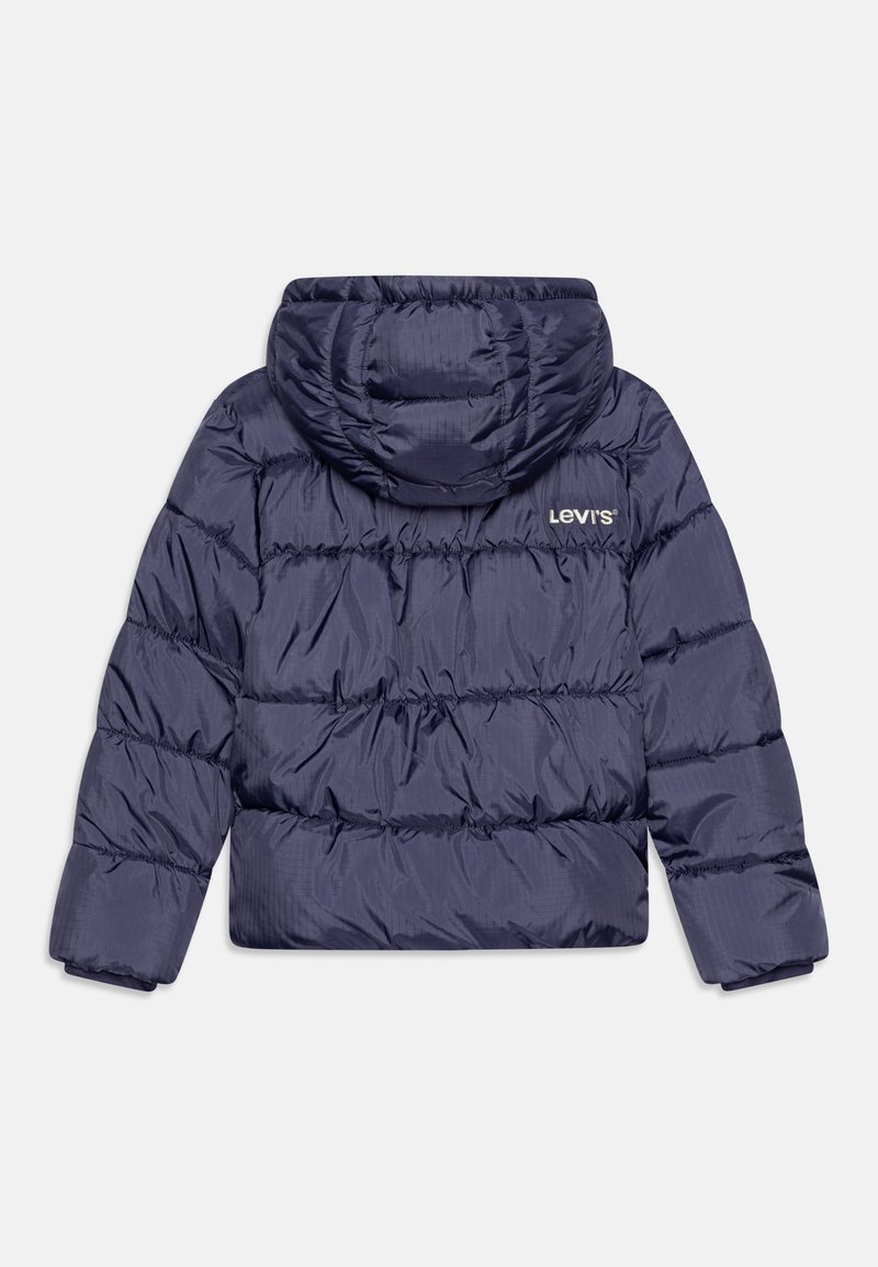 Veste en duvet bleu marine avec capuche. Présente une texture matelassée, des panneaux cousus et un logo Levi's discret à l'arrière. Matériau lisse.