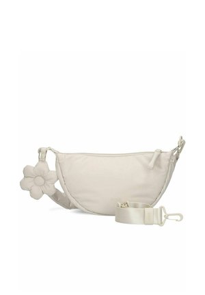 Beige Halbmond-Crossbody-Tasche mit abnehmbarem Riemen und blumenförmigem, gepolstertem Anhänger auf einfarbig weißem Hintergrund.