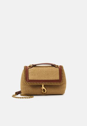 Geflochtene Strohtasche mit braunem Lederakzent, goldfarbener Kettenverzierung und einer vorderen Klappenöffnung. Verfügt über einen Schulterriemen zum Tragen.
