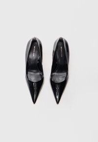 Mustad läikiva viimistlusega patendi nahast terava ninaga kontsakingad, millel on madal tagakülg ja sile sisemus. Siseküljel on põimitud "Michael Kors" logo.