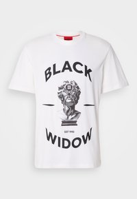 Hvit bomull T-skjorte med korte ermer, med en sentral svart-hvitt grafikk av en byste med teksten "BLACK WIDOW" og "EST 1993".