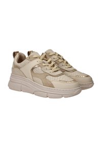 Beige sneakers van leer en suede met een gestructureerd, slangenleerpatroon, voorzien van een dikke zool en veters.