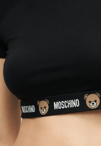 Μαύρο κοντό τοπ με ελαστική μέση που διαθέτει επαναλαμβανόμενο λογότυπο Moschino και πρόσωπα αρκουδάκια σε καφέ και λευκές αποχρώσεις.