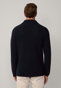 Marinblått strukturstickat tröja med sjalkrage, långa ärmar och en avslappnad passform, med ett våffelmönster. Inga synliga detaljer eller utsmyckningar.