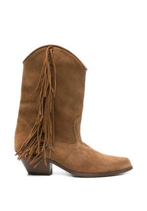 Stivale da cowboy in camoscio color cuoio con tacco impilato e lunga frangia sul lato esterno.
