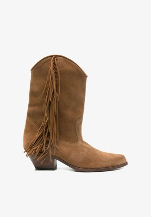 Stivale da cowboy in camoscio color cuoio con tacco impilato e lunga frangia sul lato esterno.