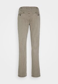 Pantalon en coton beige à coupe droite, avec quatre poches et des accents cousus. Le tissu a une texture lisse et une apparence décontractée.
