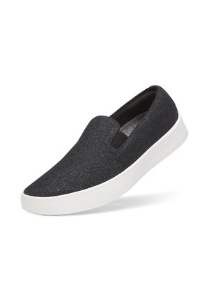 Dunkelgrauer Slip-On-Sneaker mit weißer Gummisohle, elastischem Seitenteil und schmalem Schnitt für den lässigen Gebrauch.