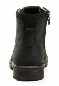 Botte de cheville en cuir noir avec une finition lisse, fermeture éclair sur le côté, semelle en caoutchouc et panneau arrière texturé. Présente des coutures contrastantes et un logo.