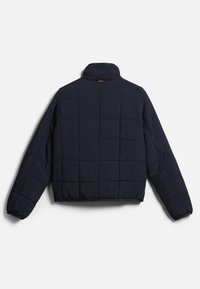 Chaqueta de plumas acolchada de color azul marino con cuello alto, mangas largas y dobladillo elástico. Cuenta con una tela texturizada con costuras en cuadrados.