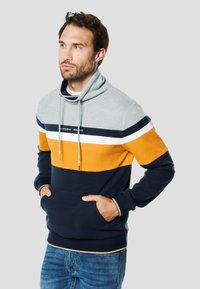 Felpa con cappuccio in grigio, blu navy e arancione. Presenta un design a righe, coulisse anteriore regolabile e tasche laterali. Tessuto morbido e strutturato.