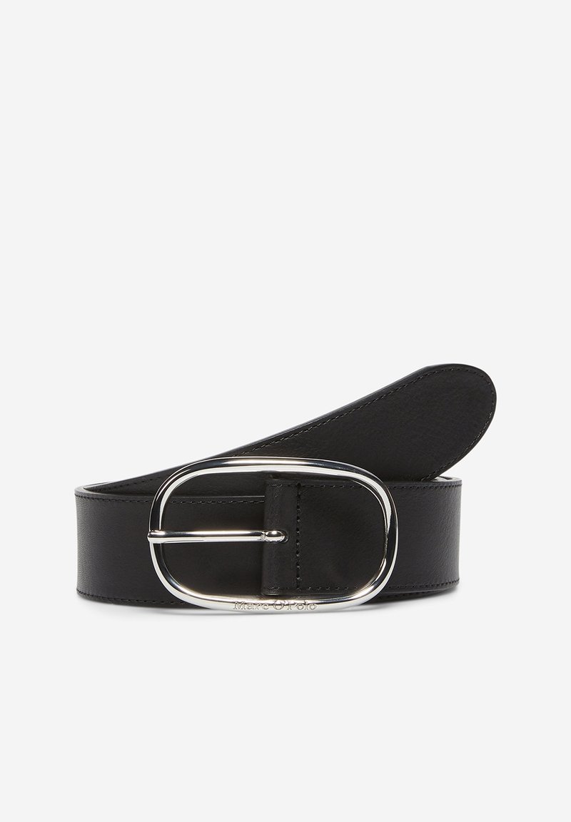 Ceinture en cuir noir avec une grande boucle ovale argentée, marquage discret gravé sous la boucle, enroulée à une extrémité sur un fond uni.