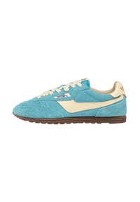 Sneakers in suede turchese con accenti crema, caratterizzati da una superficie texturizzata, chiusura con lacci e una suola in gomma marrone scuro.