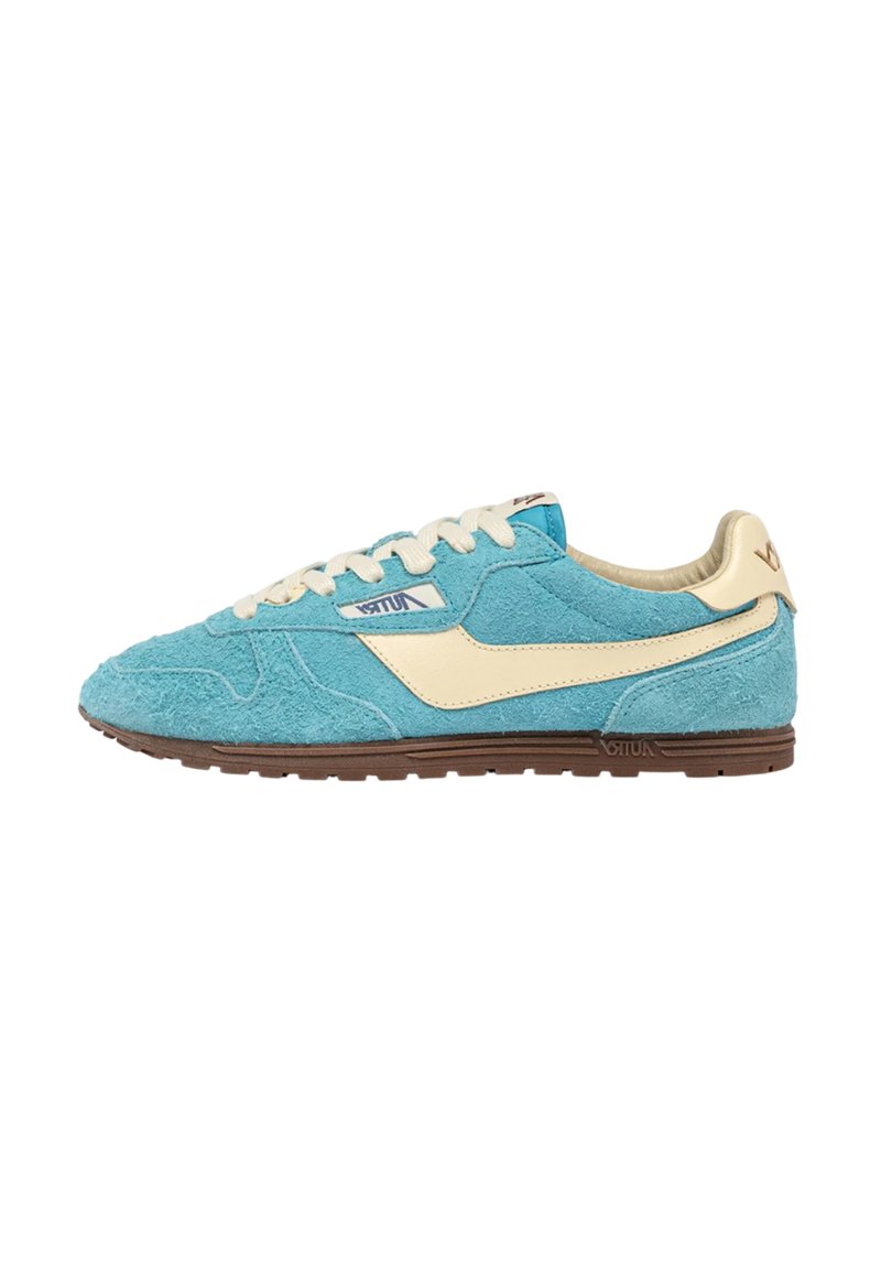 Sneakers in suede turchese con accenti crema, caratterizzati da una superficie texturizzata, chiusura con lacci e una suola in gomma marrone scuro.