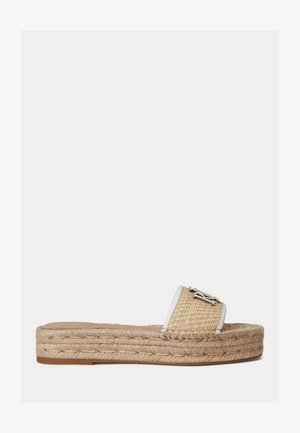 Sandalo piatto tipo espadrilla con suola in juta intrecciata e larga fascetta beige testurizzata con dettaglio logo decorativo argento.