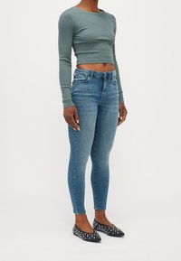 ONLY Petite Vaqueros pitillo - light blue