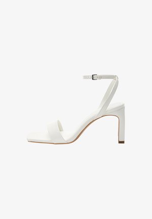 Białe sandały na wysokim obcasie wykonane z gładkiego materiału, z paskiem kostkowym, kwadratowym noskiem i cienką blokową piętą.