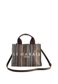 Sac à main tissé texturé en marron et noir avec des rayures verticales. Dispose de poignées courtes et d'une bandoulière amovible. Présente le logo "LE MARAIS PARIS".