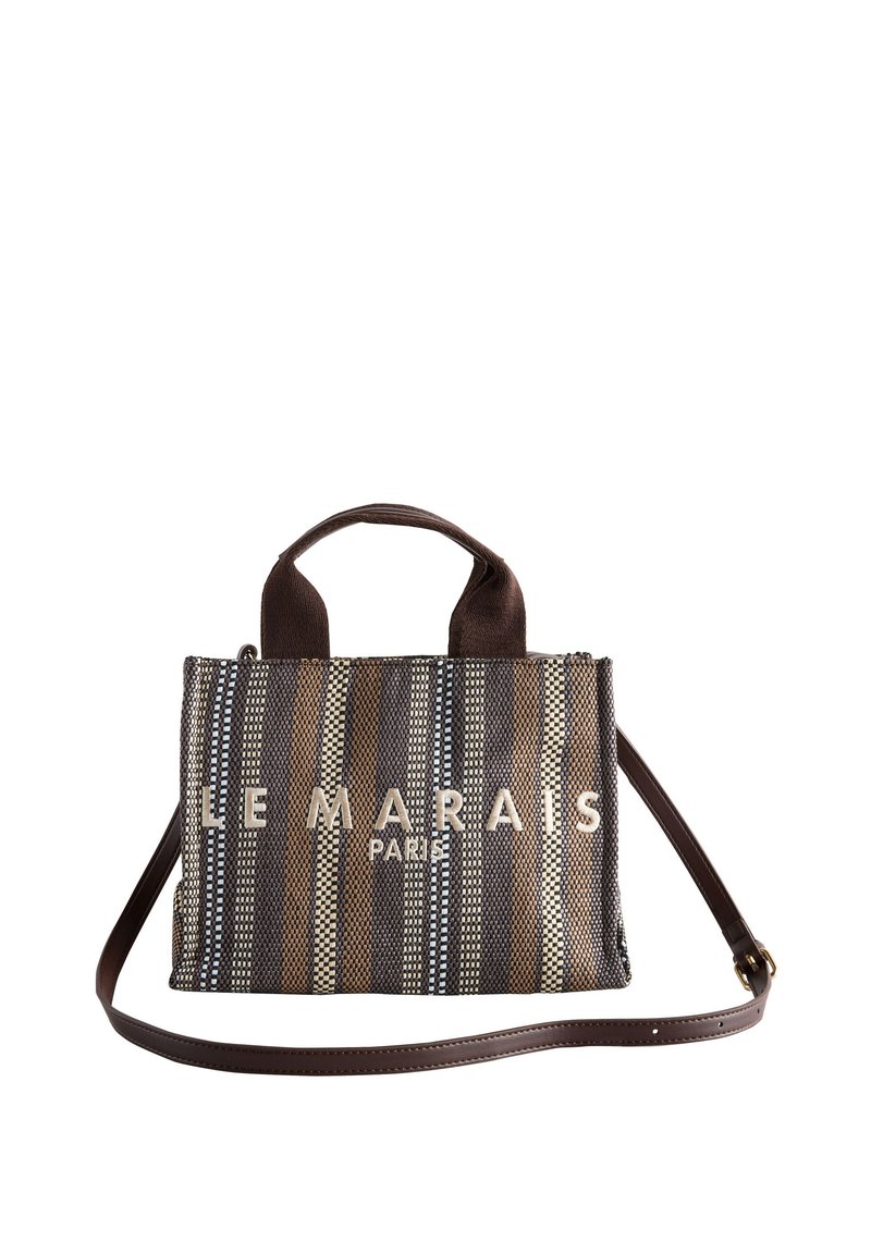 Sac à main tissé texturé en marron et noir avec des rayures verticales. Dispose de poignées courtes et d'une bandoulière amovible. Présente le logo "LE MARAIS PARIS".