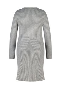 Grijze geribbelde sweater jurk met lange mouwen, voorzien van verticale breipatronen en een getailleerde silhouet, eindigend boven de knie.