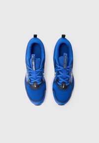 Scarpe da ginnastica blu con tomaia in rete, dettagli neri e logo bianco. Progettate con lacci e colletto imbottito per il comfort.