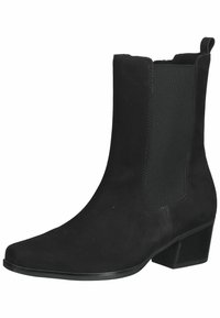 Bottine noire en daim avec panneaux latéraux élastiques, bout pointu et talon épais. Texture lisse avec des détails de coutures minimales.