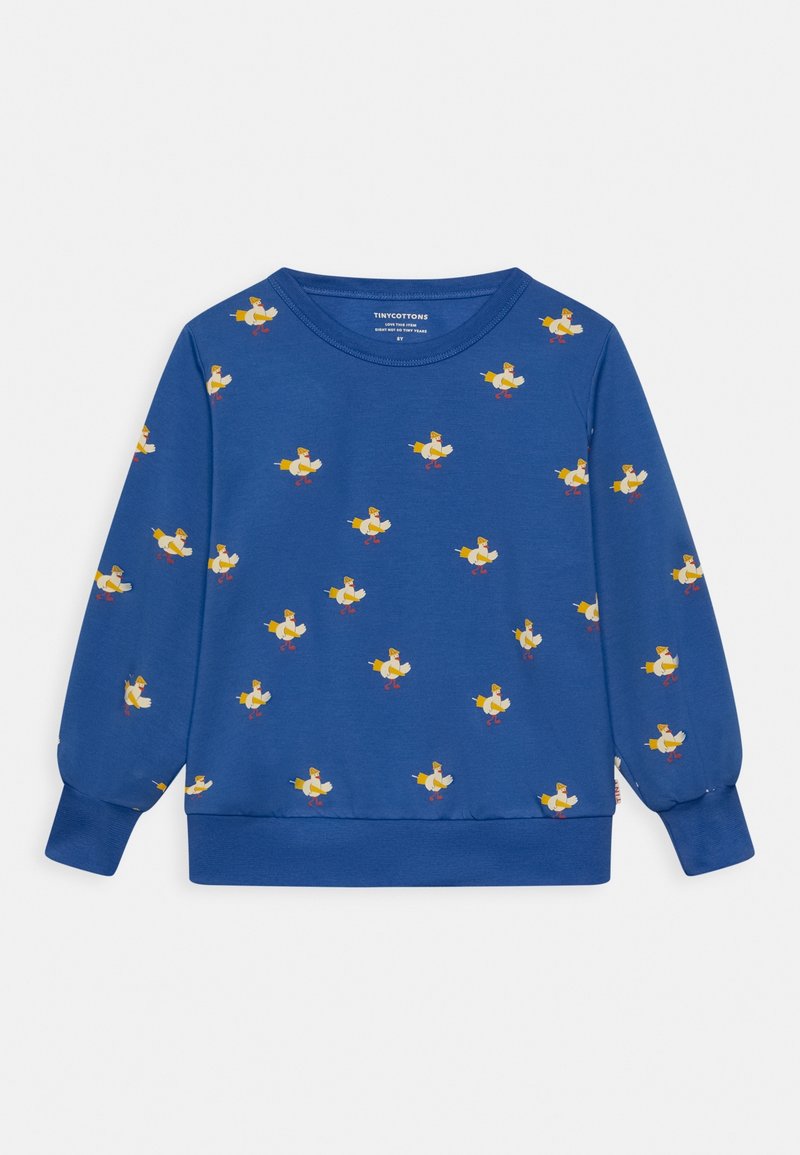 Sweat-shirt enfant à manches longues bleu avec un motif répétitif de petits oiseaux de dessin animé jaunes et blancs, ludiques, portant des chaussures rouges et un chapeau.