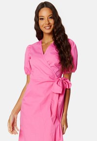 Bubbleroom V-NECK WRAP COTTON MIDI DRESS - Denní šaty - pink