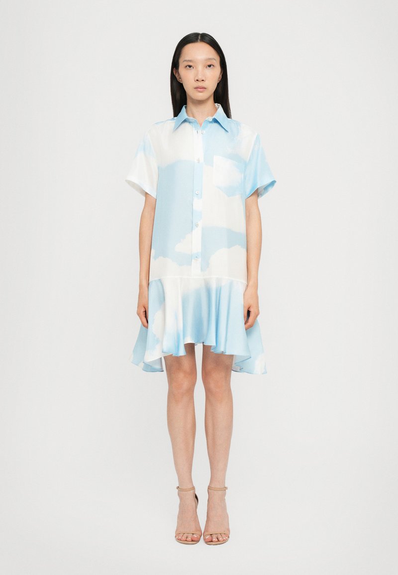 Rochie cămașă de culoare bleu deschis cu model de nori, mâneci scurte, închidere cu nasturi și margine evazată. Confecționată dintr-un material moale, cu o textură netedă.