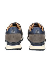 Des baskets en suède gris et cuir bleu marine qui présentent un col rembourré, des accents de logo et une semelle en caoutchouc texturé avec un entrefer blanc.