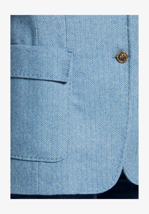 Hellblaues Blazer mit Fischgrätenmuster, einem Ein-Knopf-Verschluss und einer Brusttasche. Strukturierter Stoff mit formellem Design.