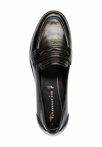Mocasines de piel negra con una superficie texturizada y un detalle de tira en la parte delantera. La plantilla presenta el nombre de la marca "Tamaris" en letras metálicas.