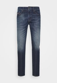 Mörkblå denimjeans med slim fit, kännetecknade av subtil blekning, klassisk femfickdesign och kontrasterande sömmar.