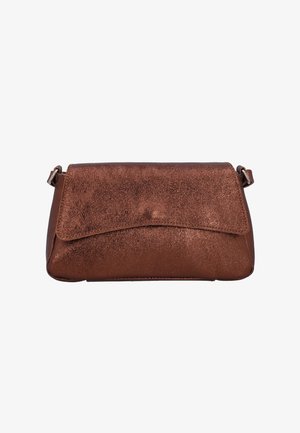 Borsa a pochette metallica marrone con finitura texturizzata, chiusura a patta e forma slim. Dotata di una tracolla removibile.