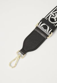 Cinturino in pelle nera con superficie texturizzata, dotato di un gancio staccabile in tono oro e una sezione centrale a motivo intrecciato bianco e nero.