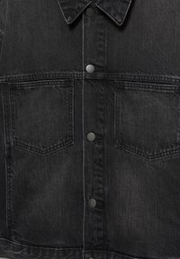 Čierna rifľová bunda s dvoma náprsníkovými vreckami, kovovými patentkami a špicatým golierom v klasickom prevedení.