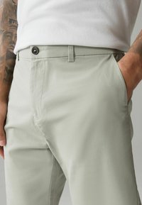 Next STRAIGHT FIT STRETCH CHINO - Kratke hlače - light green