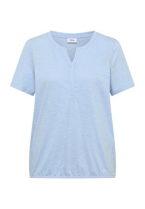 Světle modrá košile s krátkými rukávy, kulatým výstřihem a V-špuntkem uprostřed, s mírně nařaseným lemem.