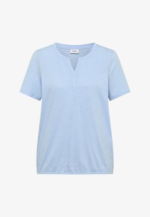 Vaaleansininen lyhythihainen paita, jossa on pyöreä pääntie ja keskellä V-muotoinen leikkaus, jossa on hieman kerätty helma.