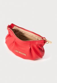 Röd läderpouch med dragkedja och detaljer i guldton. Har en rynkad design och präglingen "LOVE MOSCHINO" på framsidan.