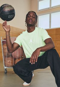 Jordan JUMPMAN SHORT SLEEVE CREW - T-shirt desportiva - vapor green/(white)