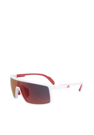 Occhiali da sole sportivi Adidas bianchi e rossi con una singola lente avvolgente tinta di rosso e marchio sulla stanghetta.