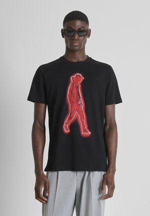 REGULAR FIT IN  WITH RUBBER INJECTION AND PHOTOGRAPHIC   PRINT - T-shirt con stampa - black