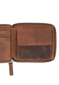 Brun læderpung med lynlåslukning, udstyret med kortlommer og en flad lomme. Tekstureret overflade med forskellige nuancer af brunt og syningsdetaljer.