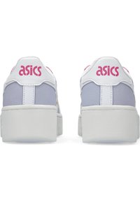 Sneaker bianche e lilla con finitura testurizzata, caratterizzate da una spessa suola bianca e un prominente logo ASICS rosa sul tallone.